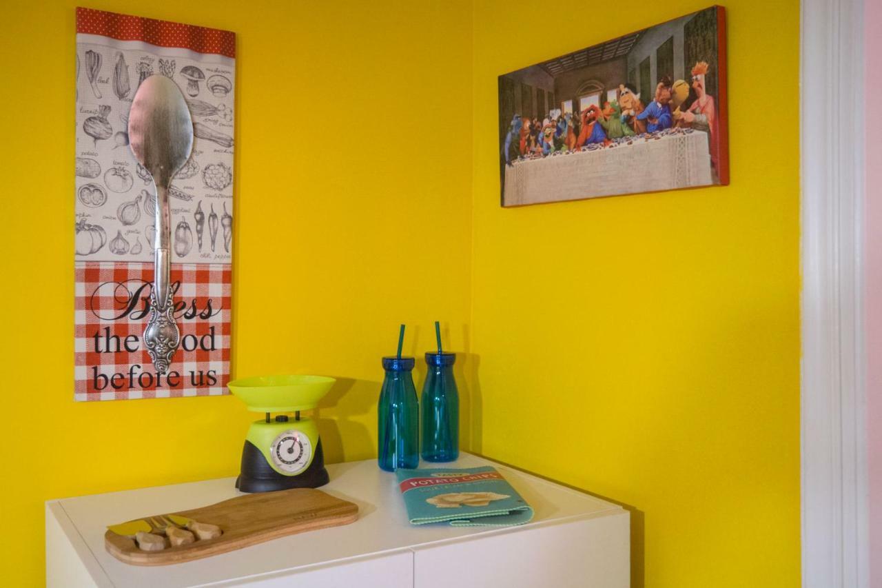 "Casa De Colores", Next To The Metro Athens Exterior photo