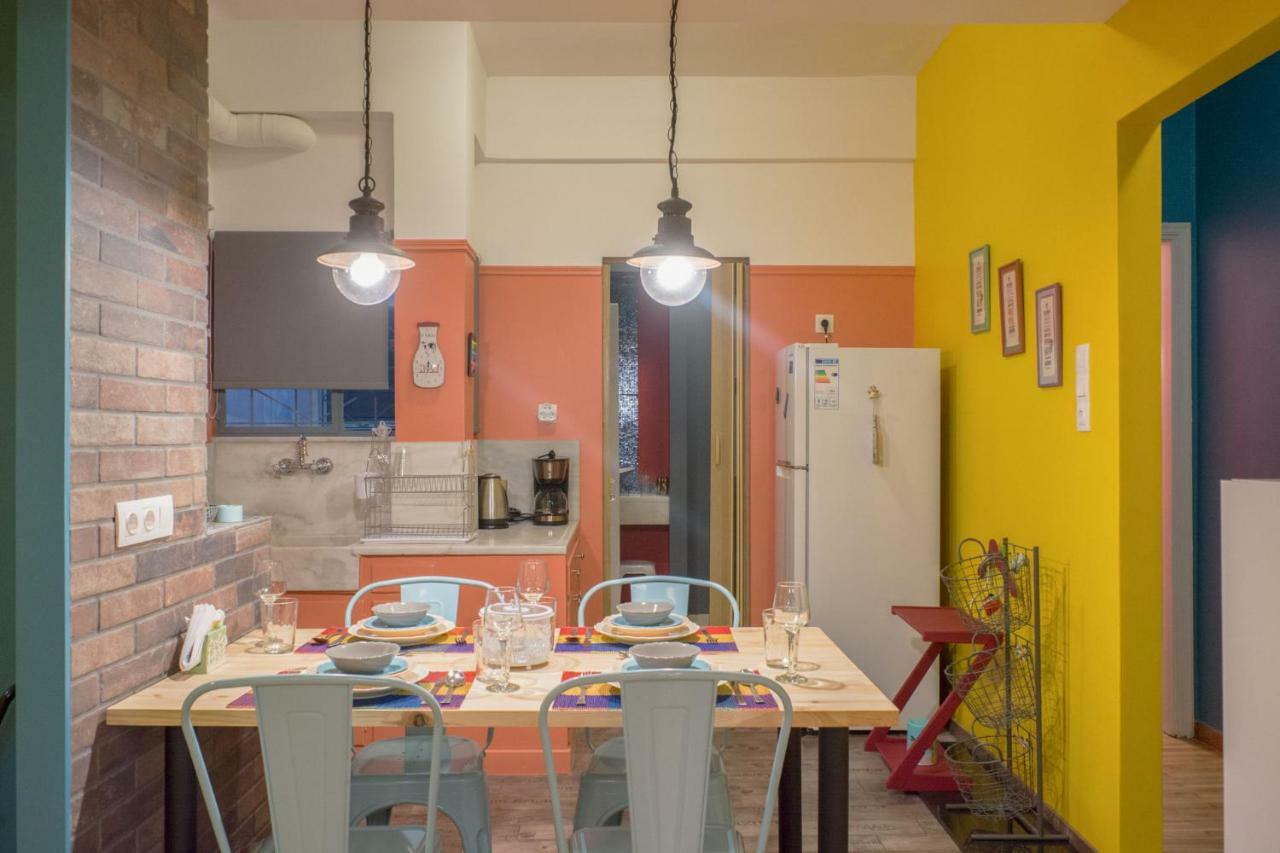 "Casa De Colores", Next To The Metro Athens Exterior photo