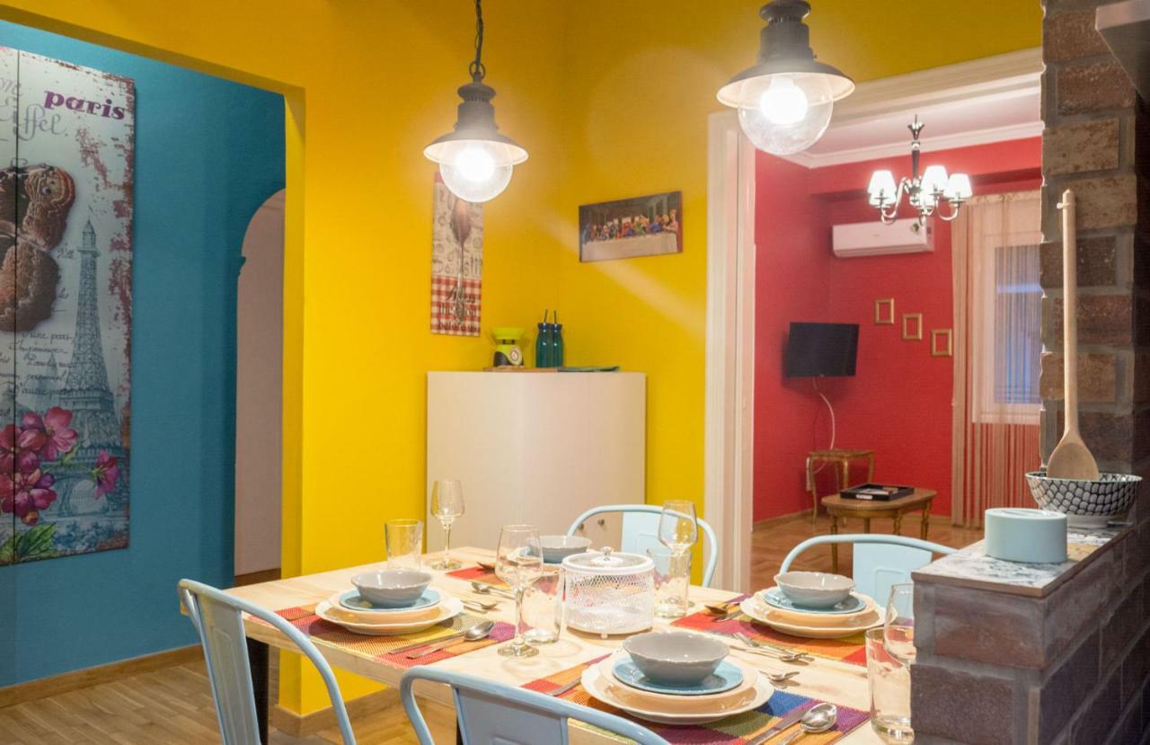 "Casa De Colores", Next To The Metro Athens Exterior photo